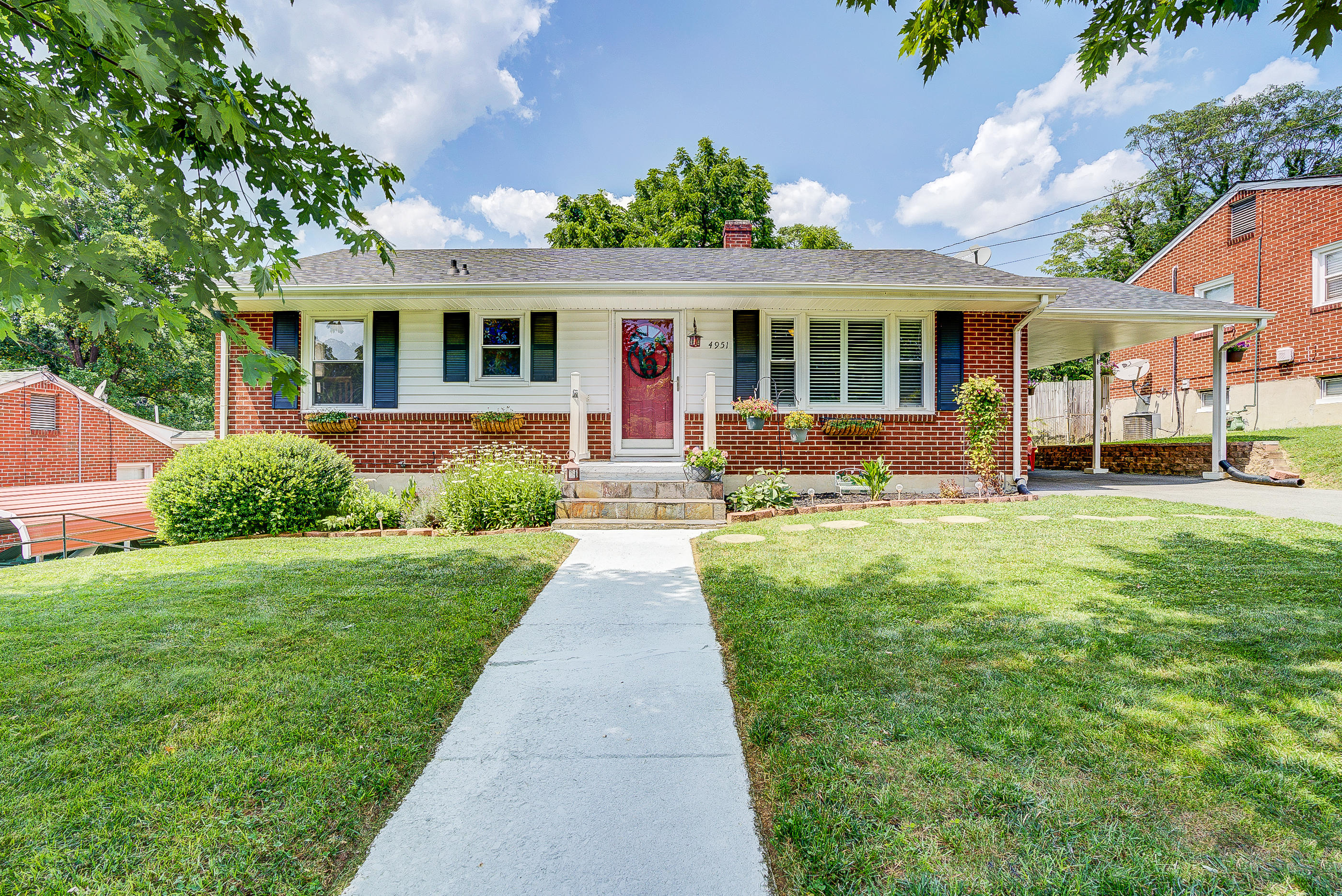 4951 Pomeroy Road Northwest Roanoke, VA 24017 - Photo 1 of 26 04