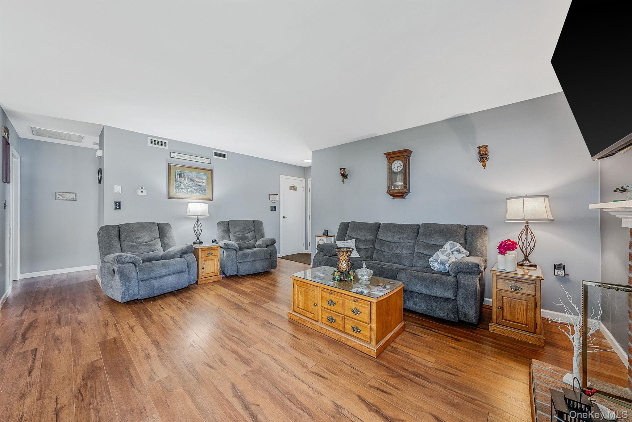 1 Avon Court Ridge, NY 11961 - Photo 6 of 18