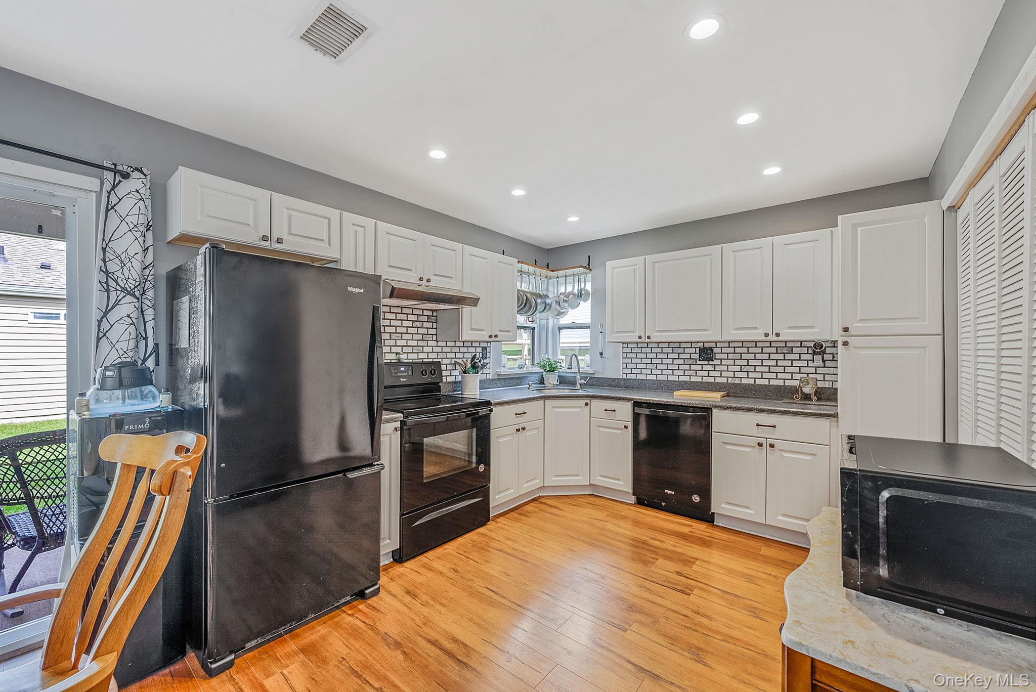 1 Avon Court Ridge, NY 11961 - Photo 9 of 18