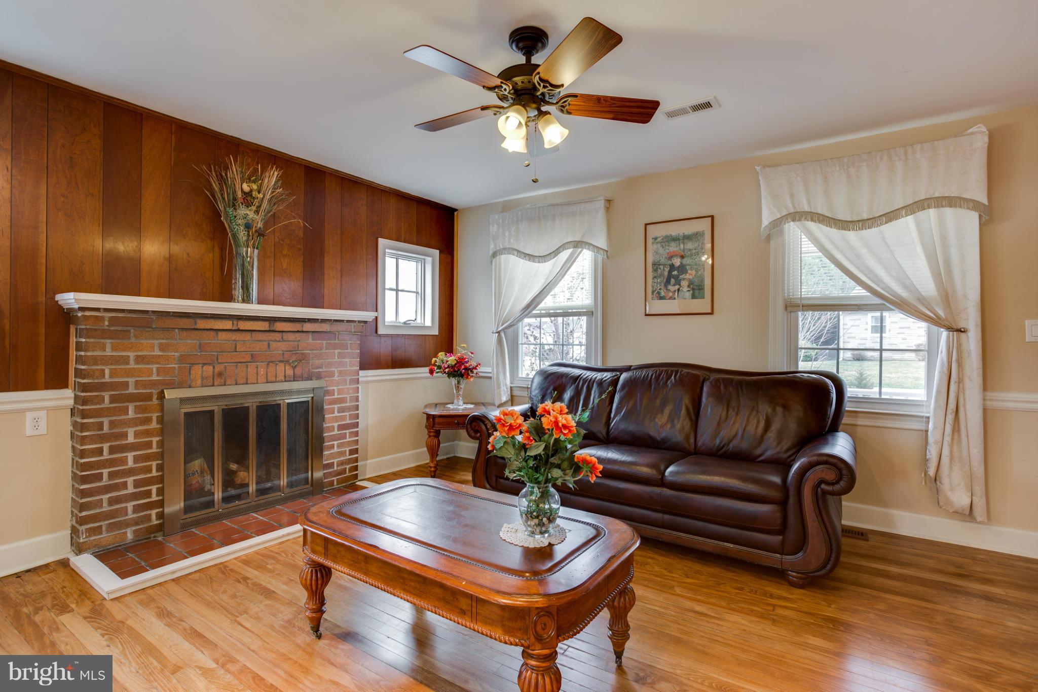 107 Twin Oaks Road Linthicum, MD 21090 - Photo 4 of 30 Living Room