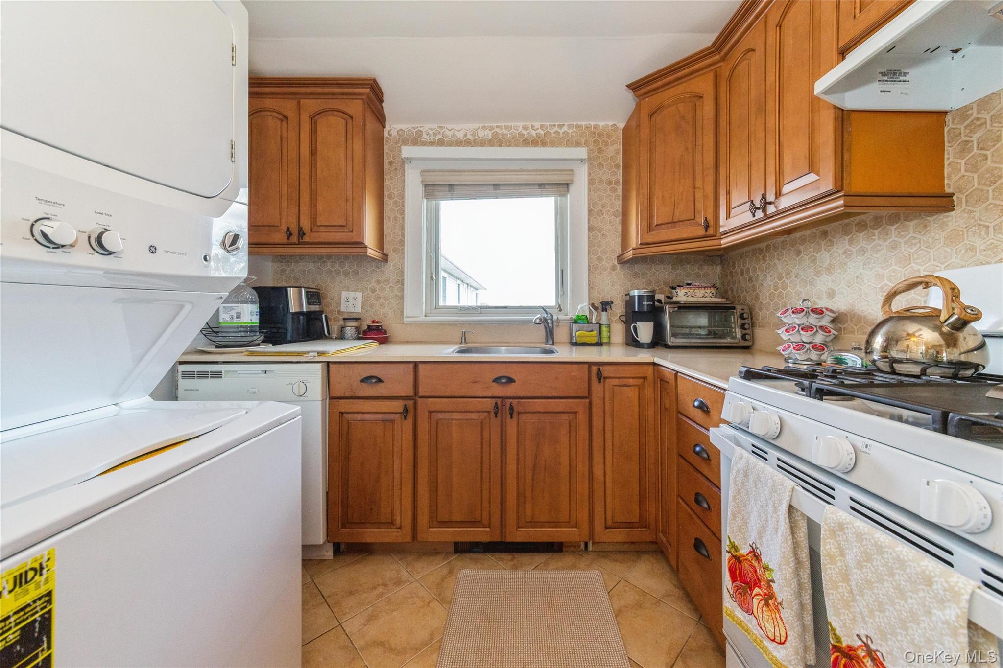 181 Suffolk Road, Unit UPPR Island Park, NY 11558 - Photo 11 of 24 Gallery Image 11