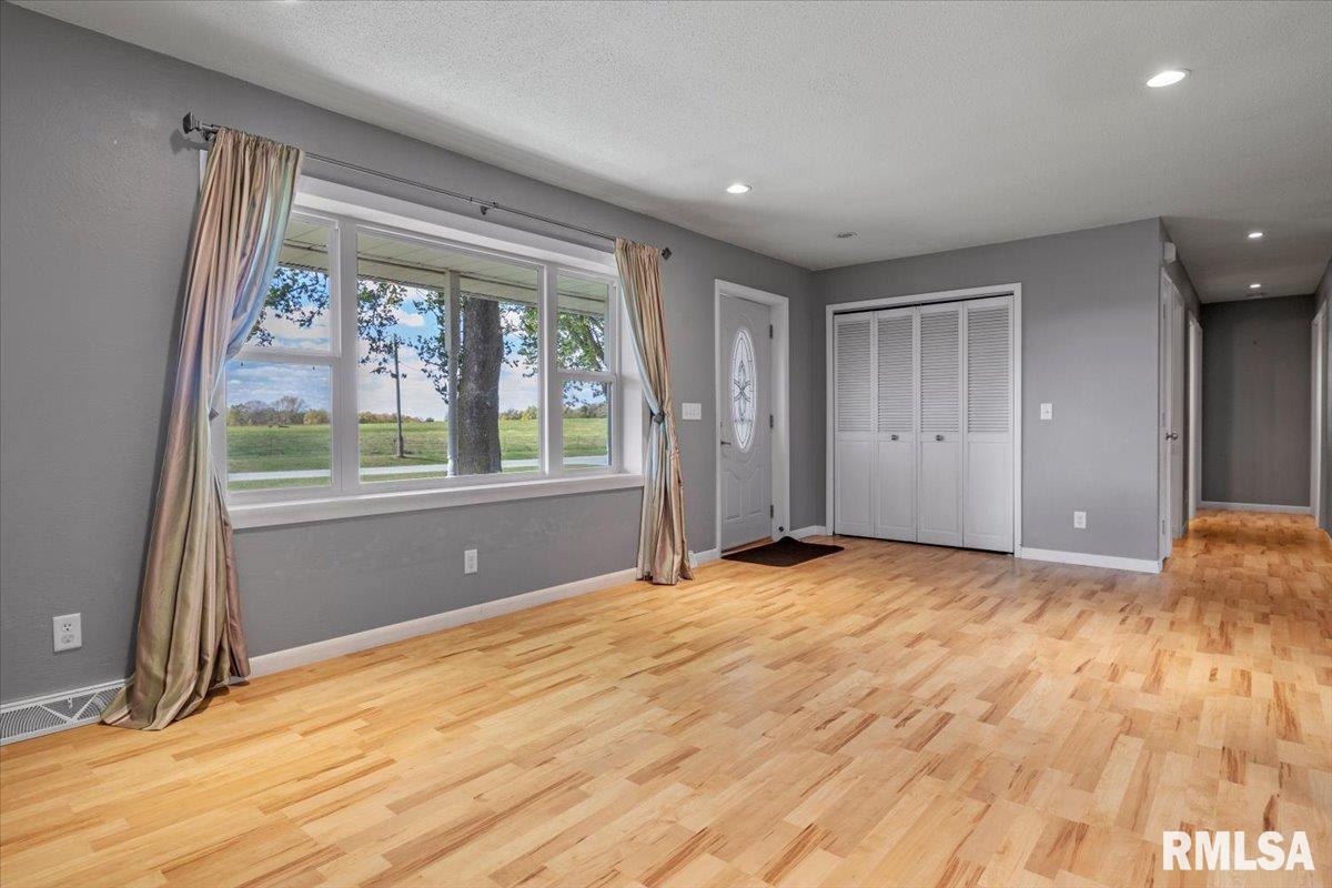 5172 Richland Street Pleasant Plains, IL 62677 - Photo 11 of 47 Gallery Image 11