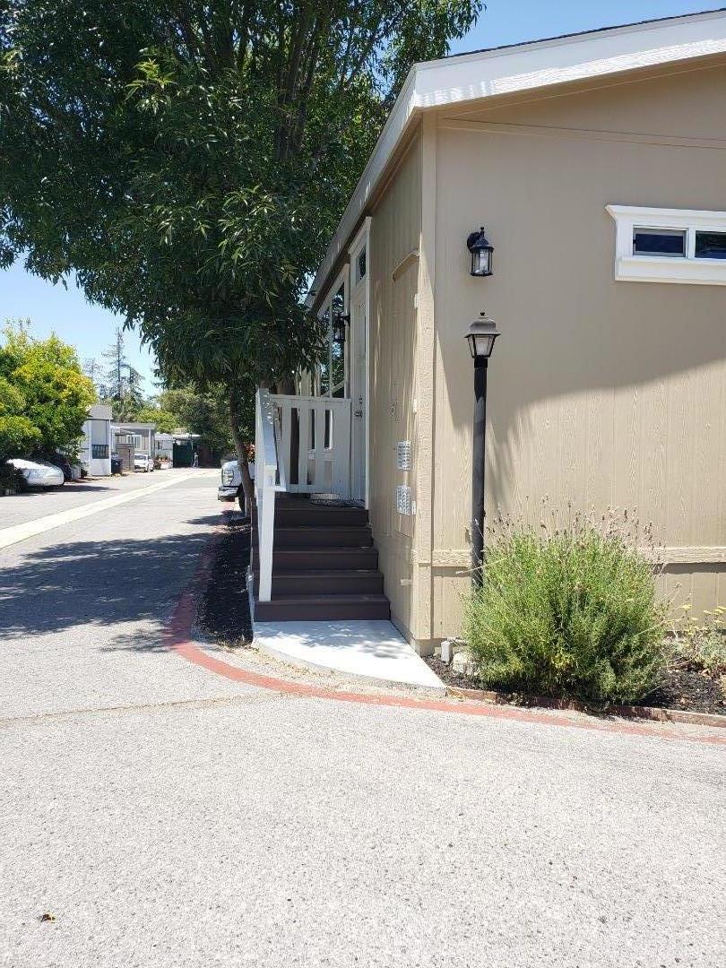 440 Moffett Boulevard, Unit 84 Mountain View, CA 94043 - Photo 7 of 38 a view of a house with backyard and trees