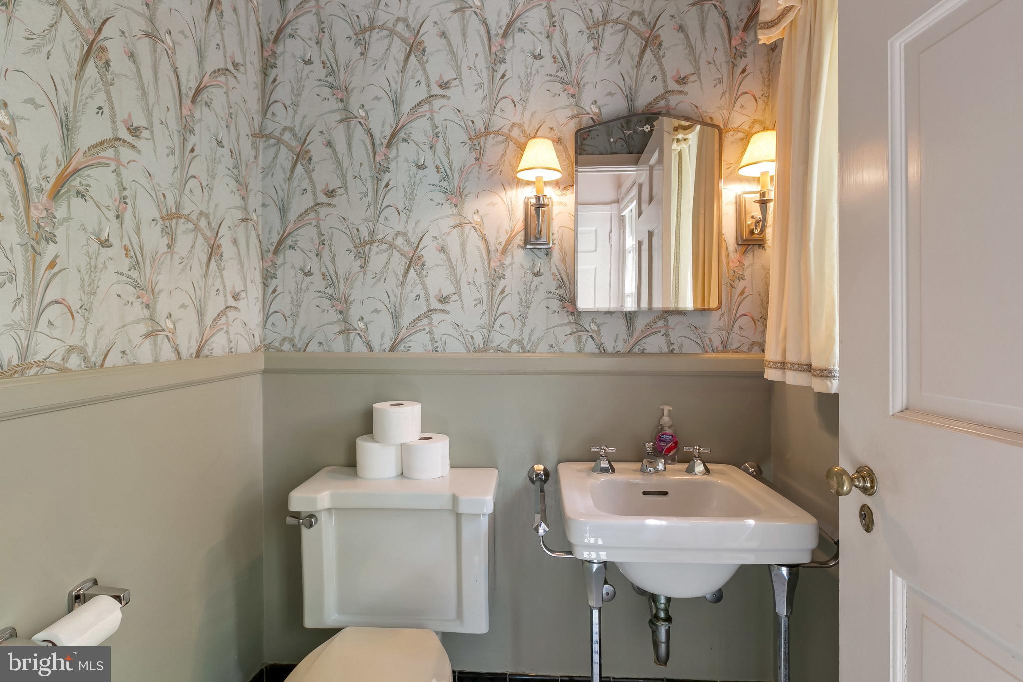 6405 Murray Hill Road Baltimore, MD 21212 - Photo 16 of 34 1st floor powder room