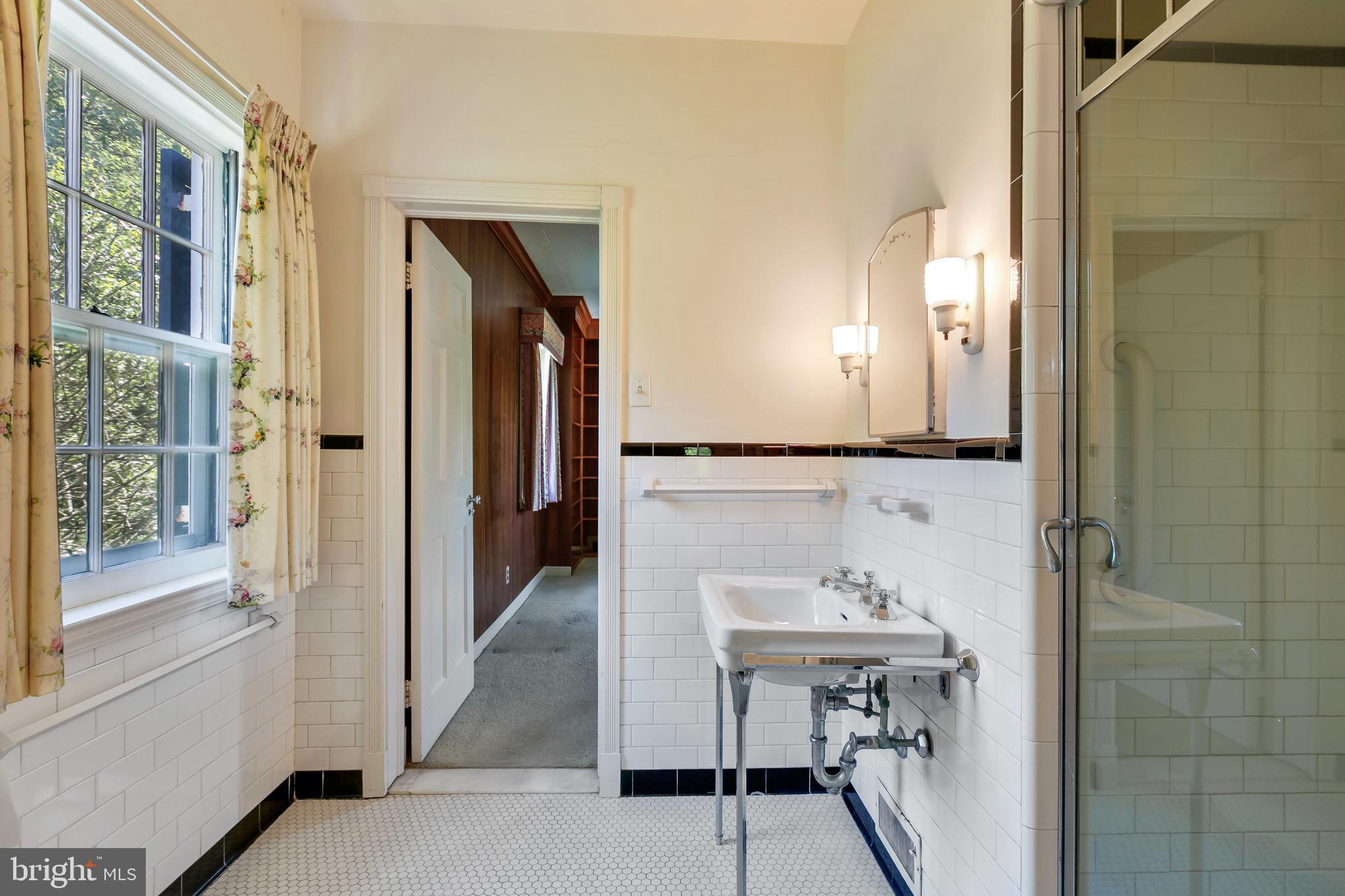 6405 Murray Hill Road Baltimore, MD 21212 - Photo 20 of 34 Connecting full bath
