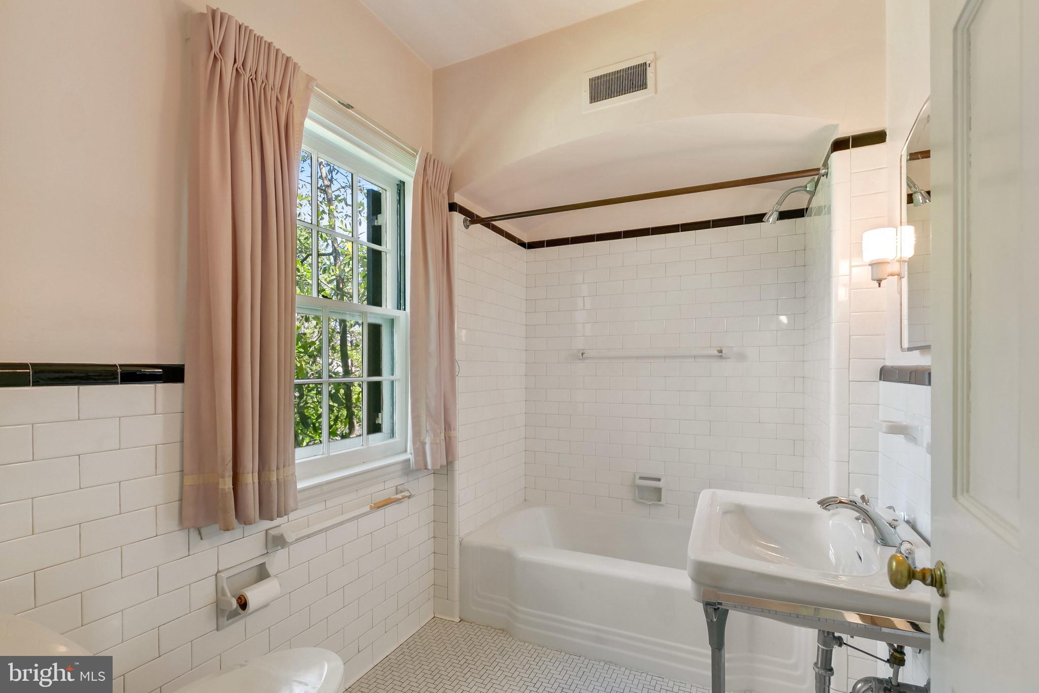 6405 Murray Hill Road Baltimore, MD 21212 - Photo 25 of 34 En suite bath