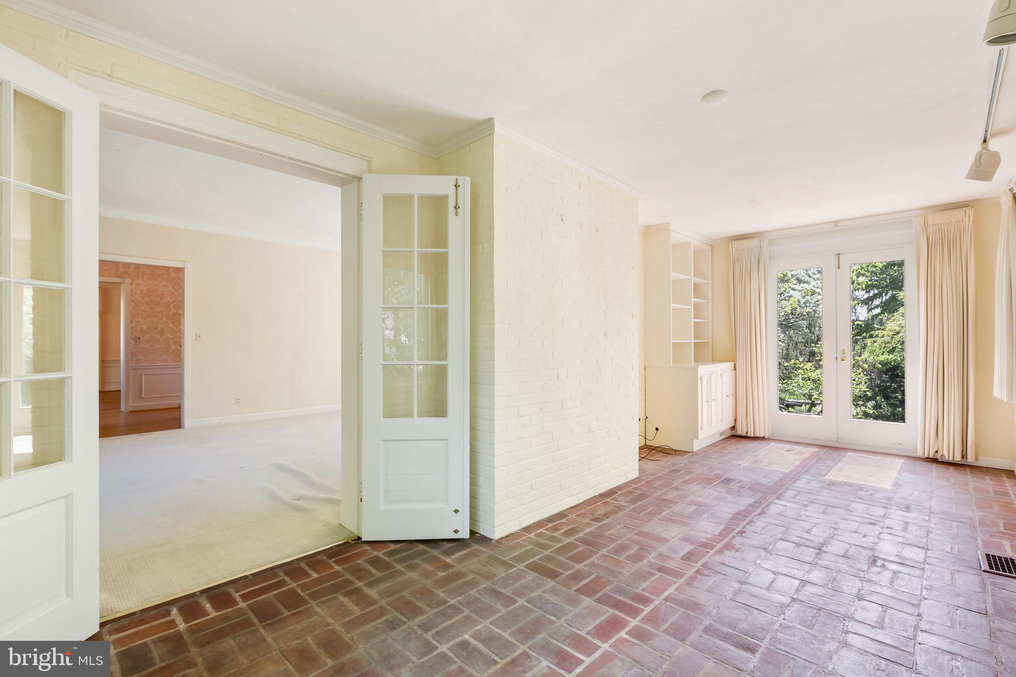 Bricked-floored sunroom w/access to backyard