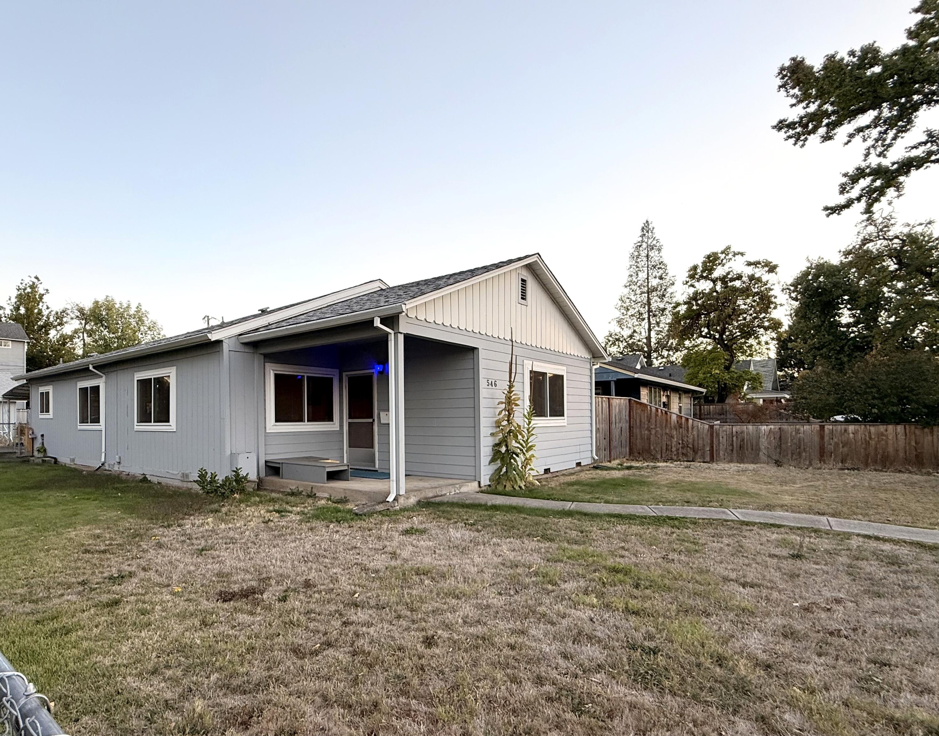 546 Laurel Street Central Point, OR 97502 - Photo 18 of 18 side view of front porch