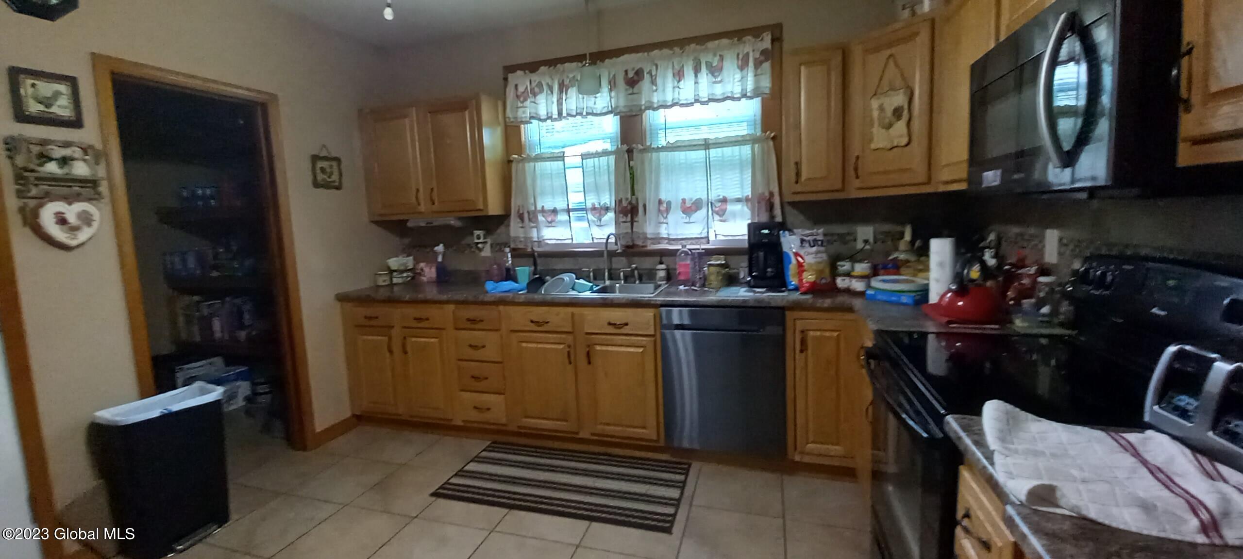 910 Cleveland Avenue Schenectady, NY 12306 - Photo 2 of 15 910 Cleveland Avenue 005