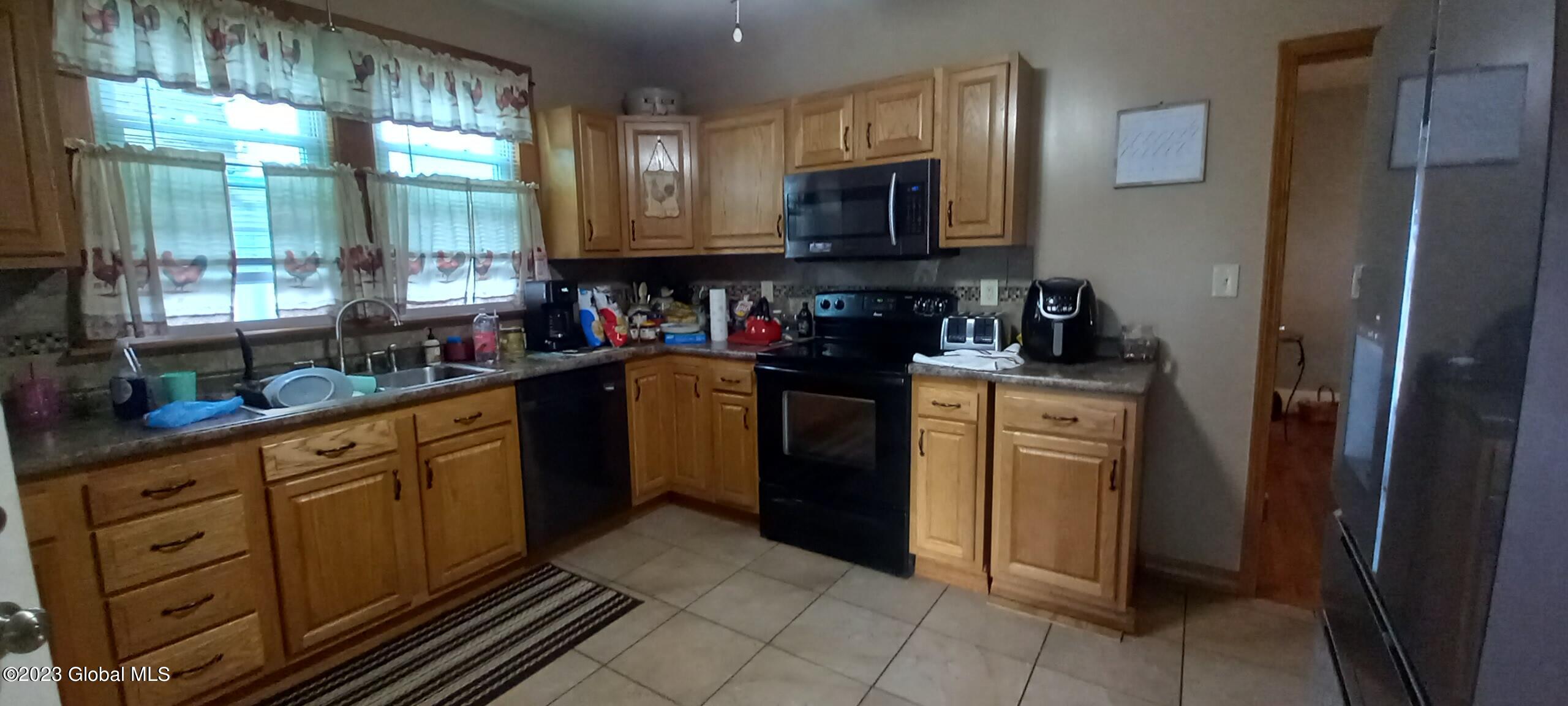 910 Cleveland Avenue Schenectady, NY 12306 - Photo 5 of 15 910 Cleveland Avenue 006