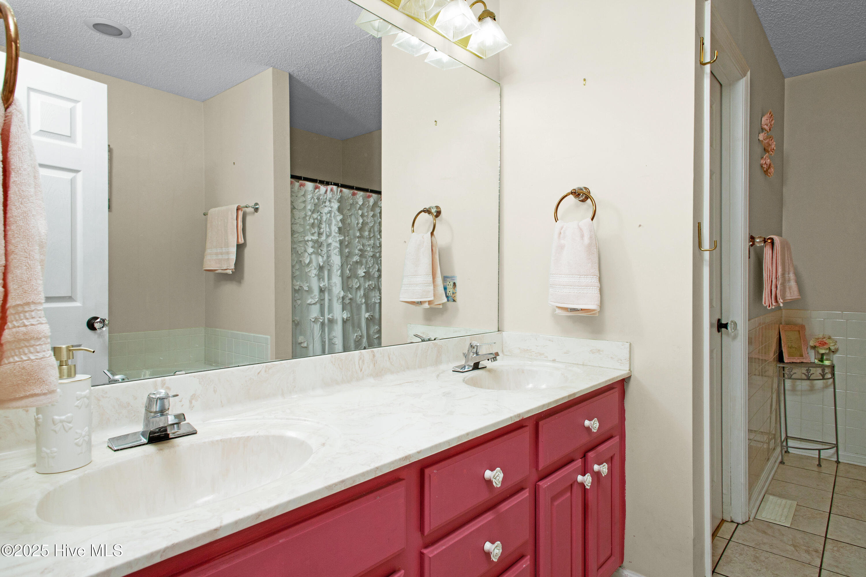 252 Pirates Road New Bern, NC 28562 - Photo 15 of 33 Owners Bathroom
