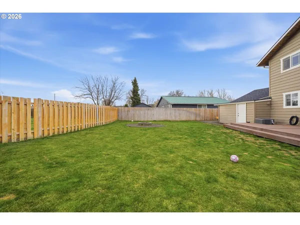 a view of a backyard