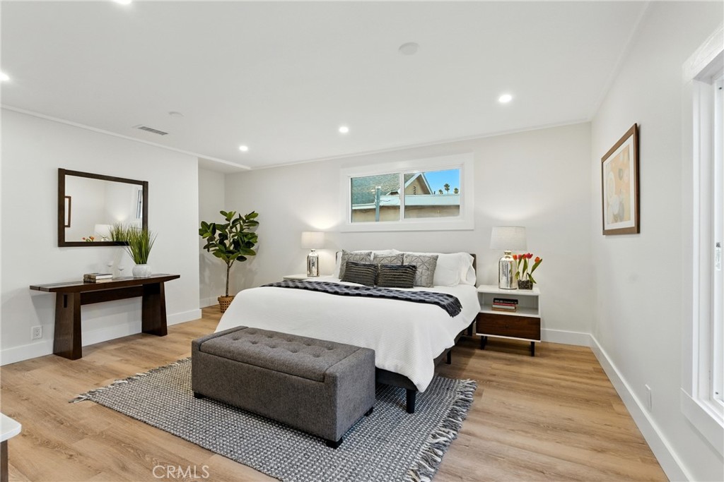 4340 2nd Avenue Los Angeles, CA 90008 - Photo 22 of 51 a spacious bedroom with a bed and a potted plant