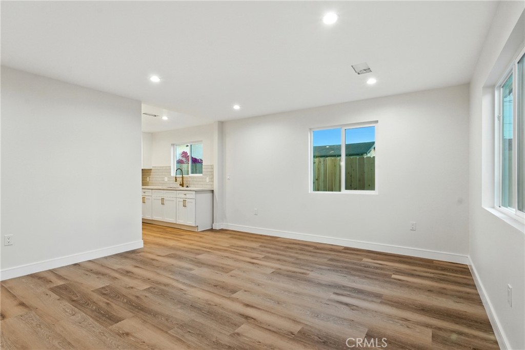 4340 2nd Avenue Los Angeles, CA 90008 - Photo 29 of 51 a view of kitchen and windows