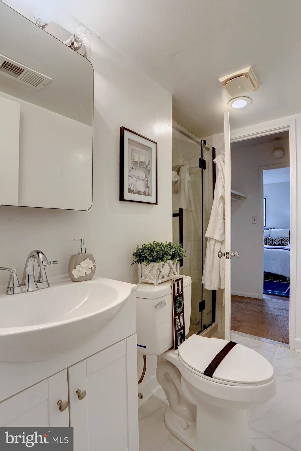 5639 Harpers Farm Road, Unit D Columbia, MD 21044 - Photo 20 of 27 2nd bath w/ access to the hallway & 2nd bedroom