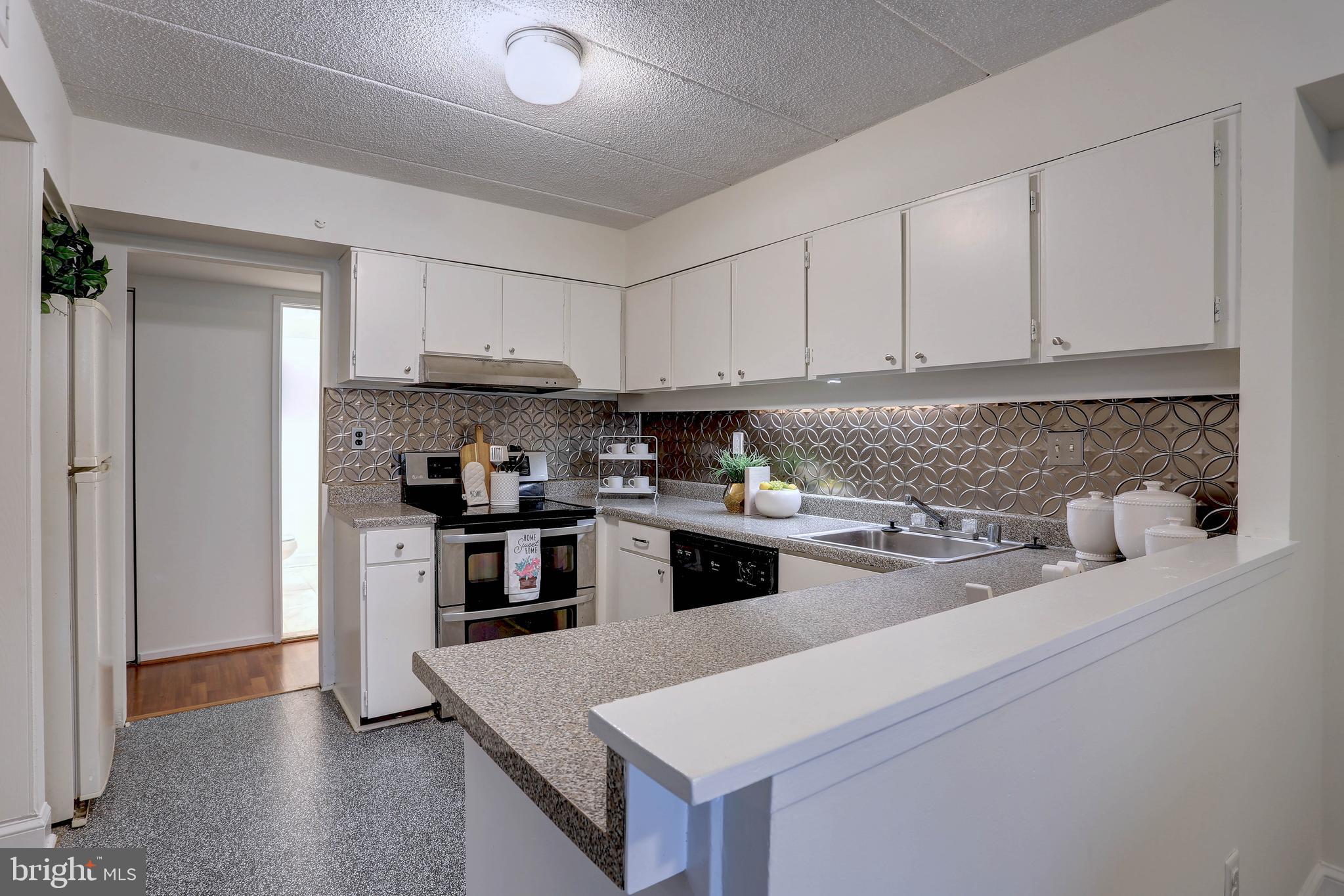 5639 Harpers Farm Road, Unit D Columbia, MD 21044 - Photo 5 of 27 Spacious Kitchen