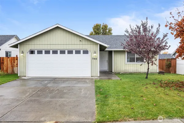 a view of a house with yard
