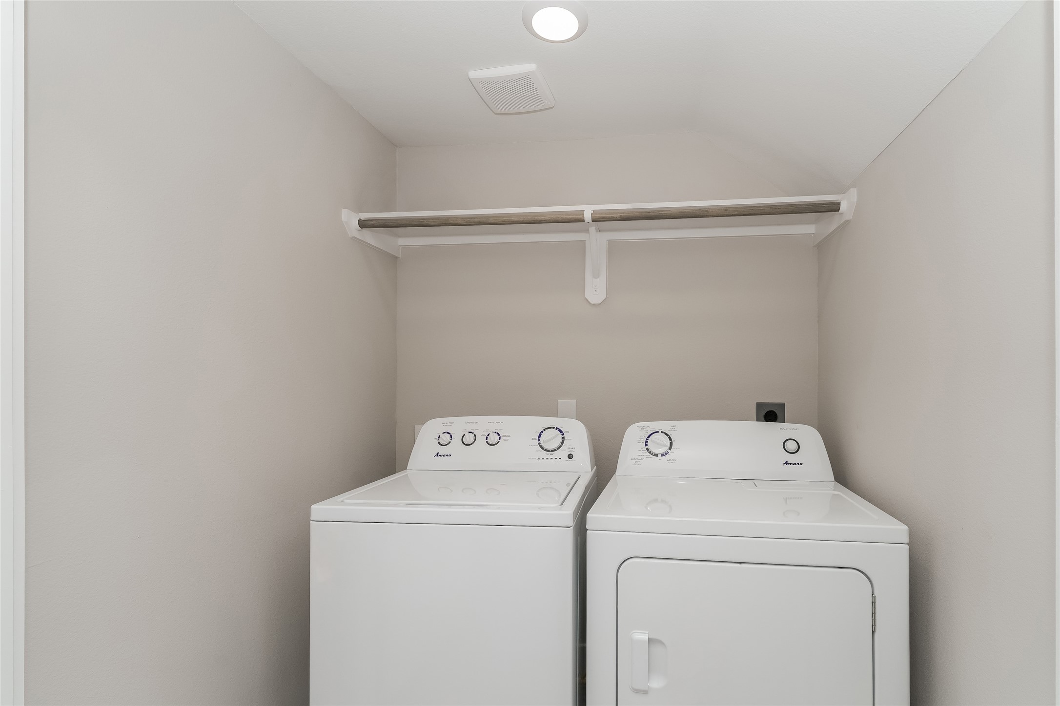 8318 Curry Road Houston, TX 77093 - Photo 14 of 15 Utility Room