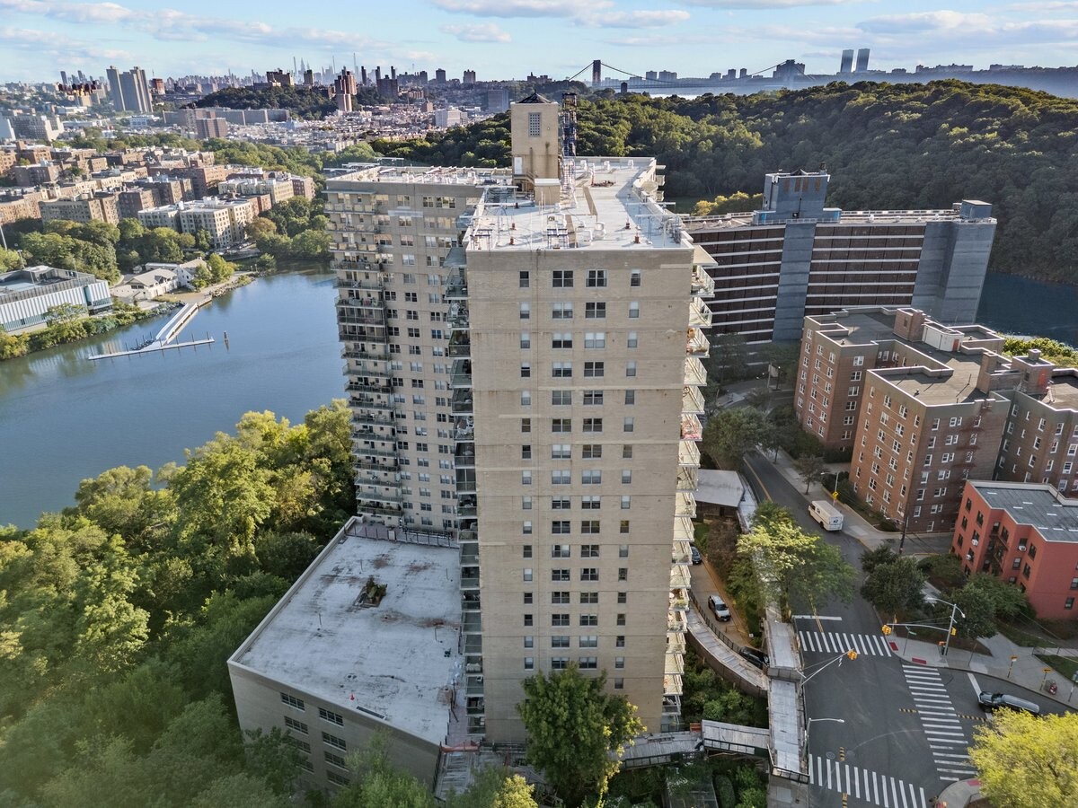 2500 Johnson Avenue, Unit 2NP Bronx, NY 10463 - Photo 23 of 45 a picture of city view