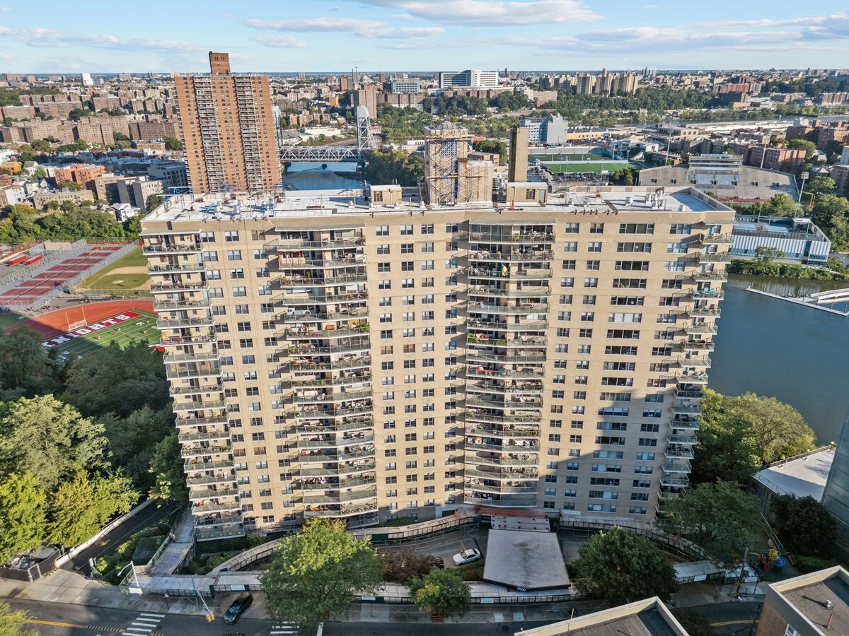 2500 Johnson Avenue, Unit 2NP Bronx, NY 10463 - Photo 24 of 45 a view of a city with tall buildings