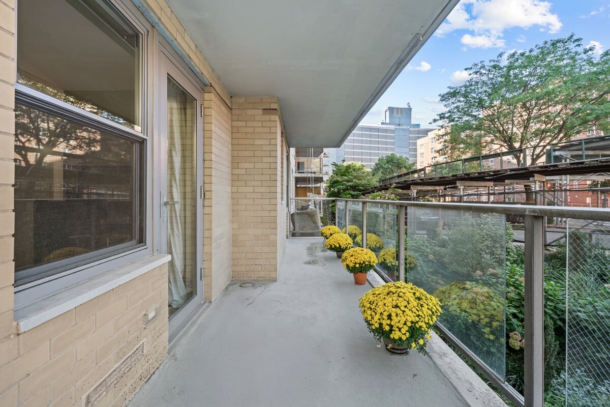 2500 Johnson Avenue, Unit 2NP Bronx, NY 10463 - Photo 27 of 45 a garden view with a seating space