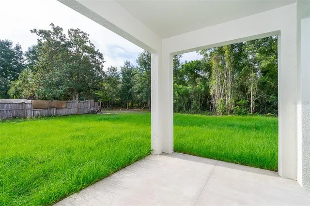 a view of yard with green space