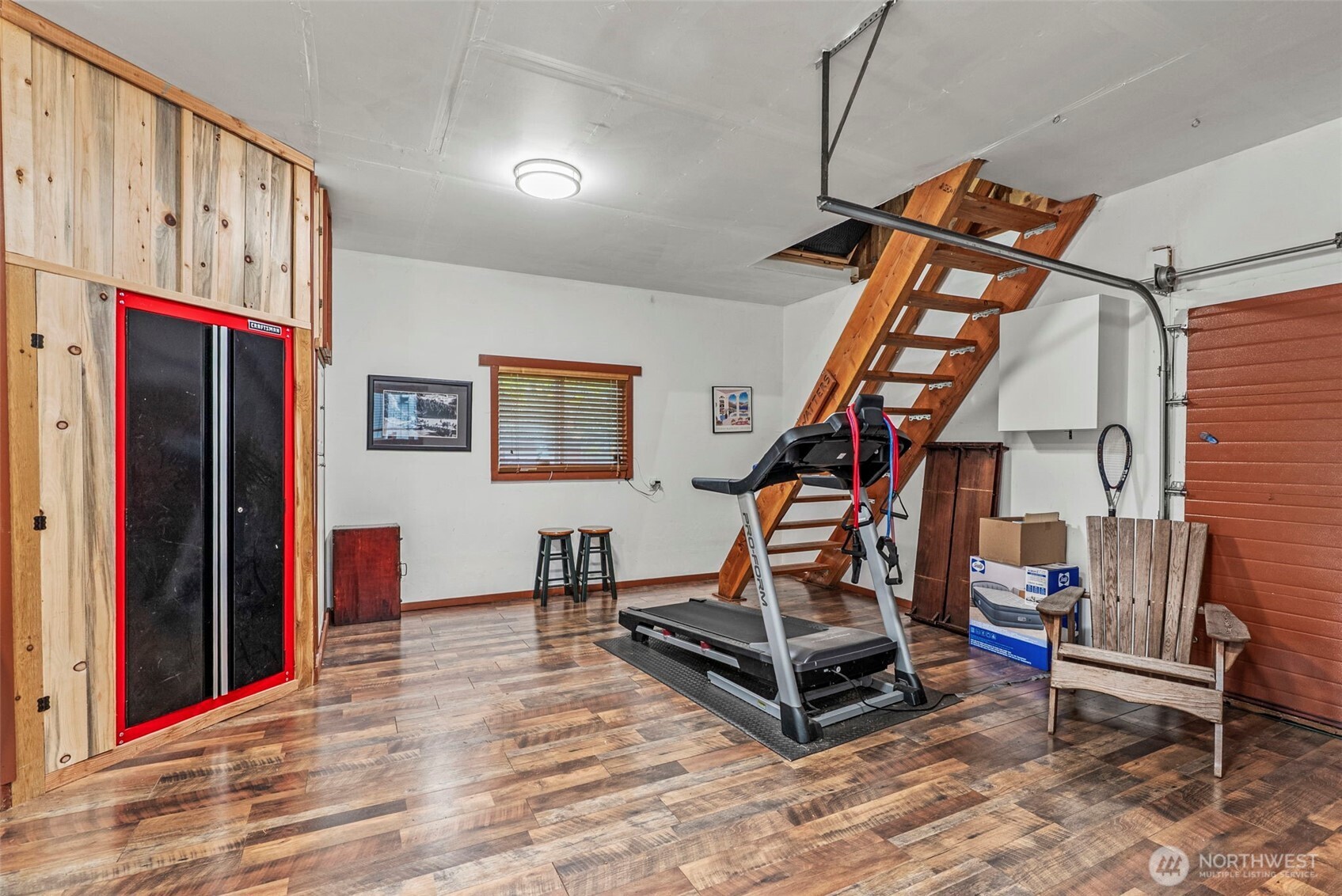1703 Tower Road Castle Rock, WA 98611 - Photo 33 of 38 a bed room with furniture and entryway