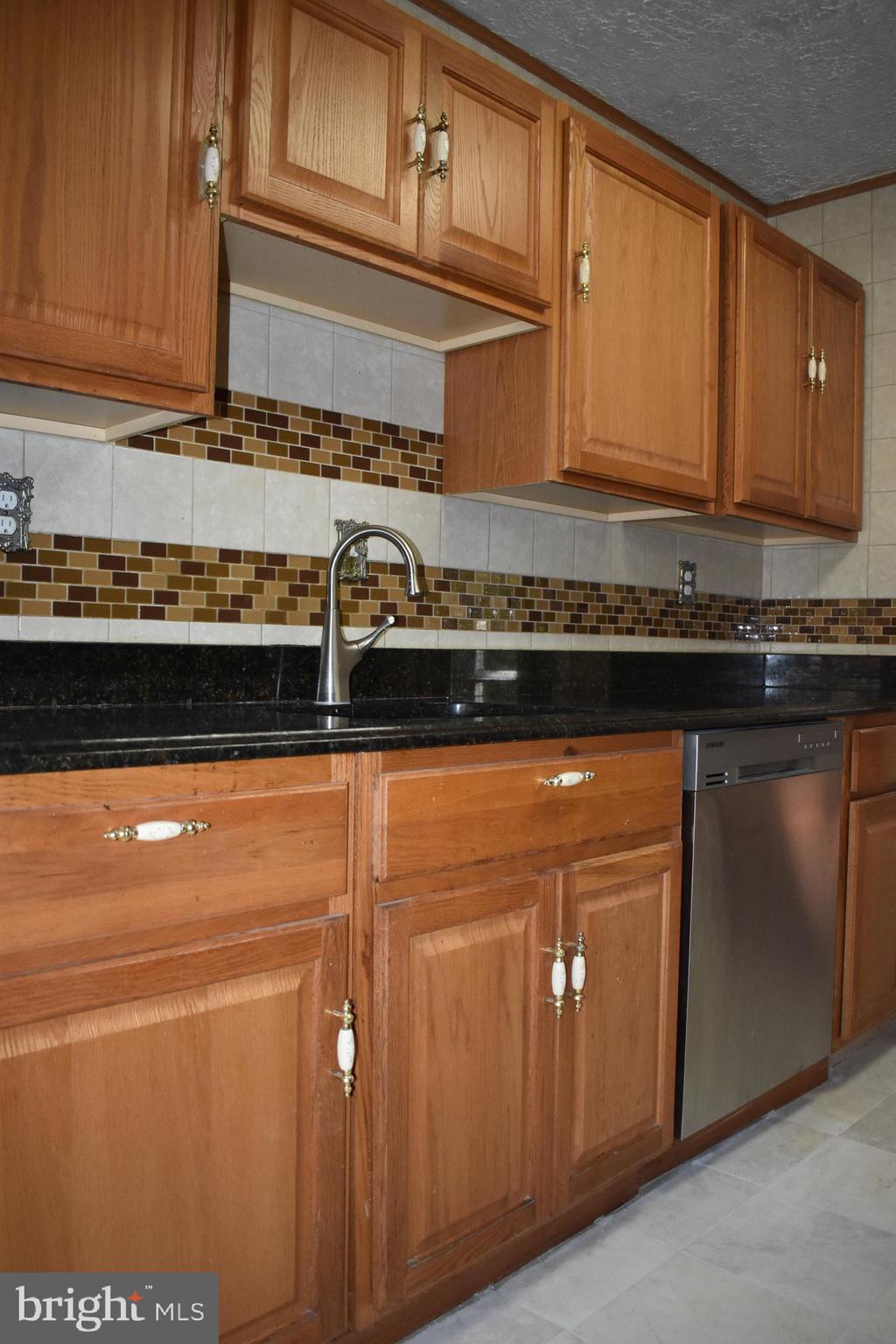 583 Summit Hall Road Gaithersburg, MD 20877 - Photo 15 of 52 Granite Counter-rop