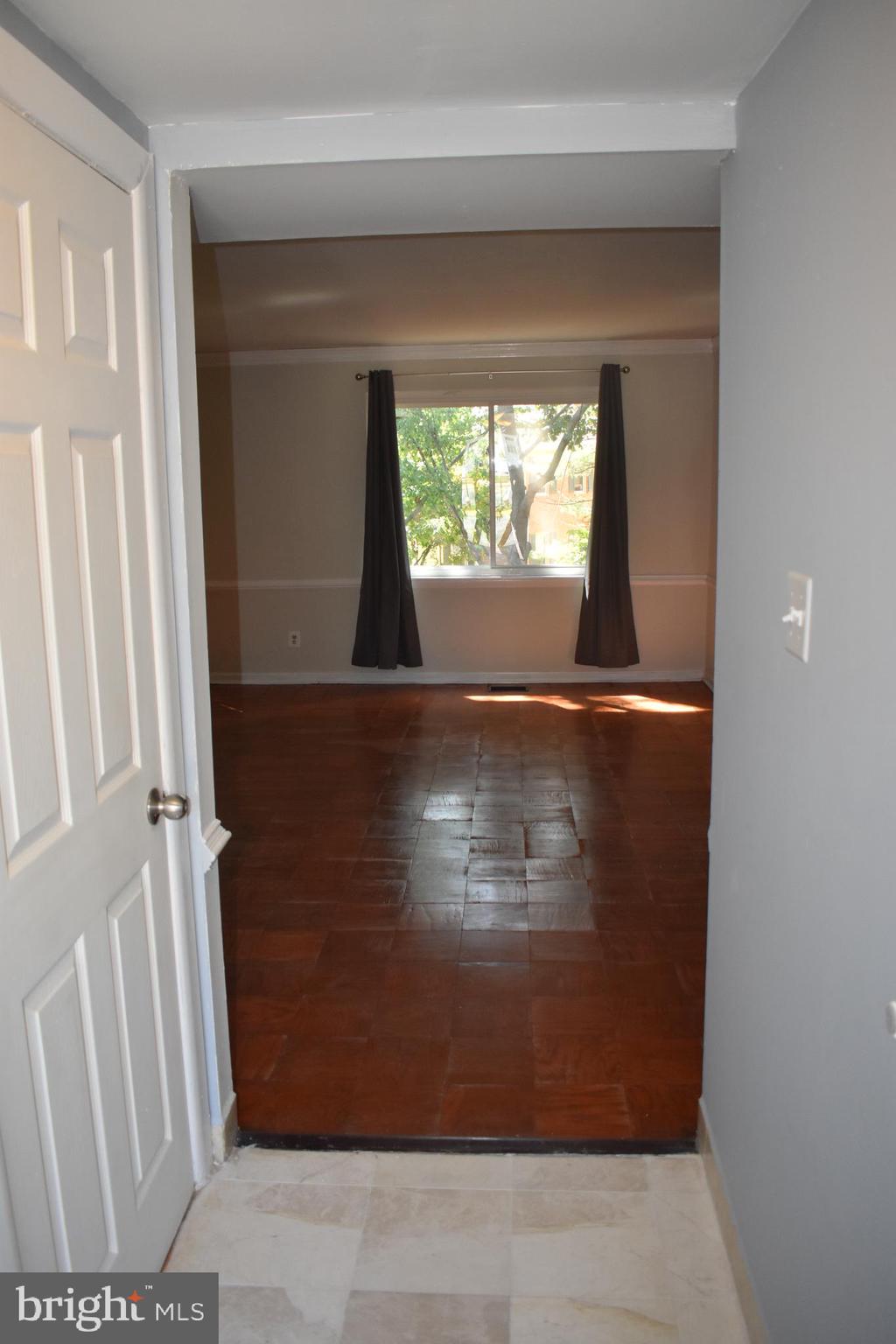 583 Summit Hall Road Gaithersburg, MD 20877 - Photo 4 of 52 Entrance, foyer, living room