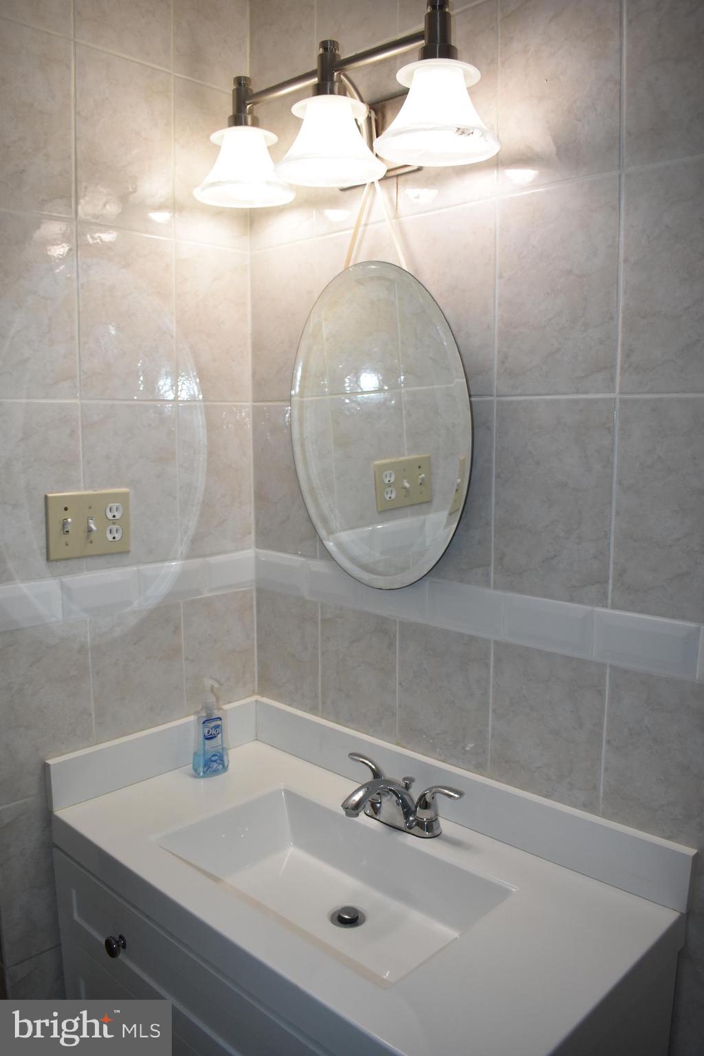 583 Summit Hall Road Gaithersburg, MD 20877 - Photo 37 of 52 Upper Level Second bathroom