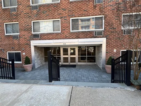 $2,500 | 101 Clinton Avenue, Unit 1G, Mineola, NY 11501
