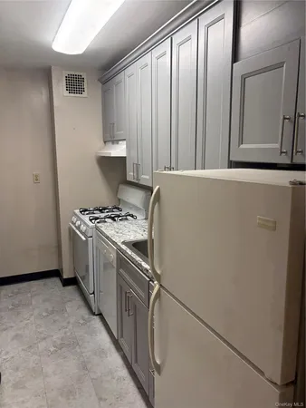 $2,500 | 101 Clinton Avenue, Unit 1G, Mineola, NY 11501