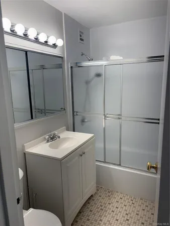 $2,500 | 101 Clinton Avenue, Unit 1G, Mineola, NY 11501