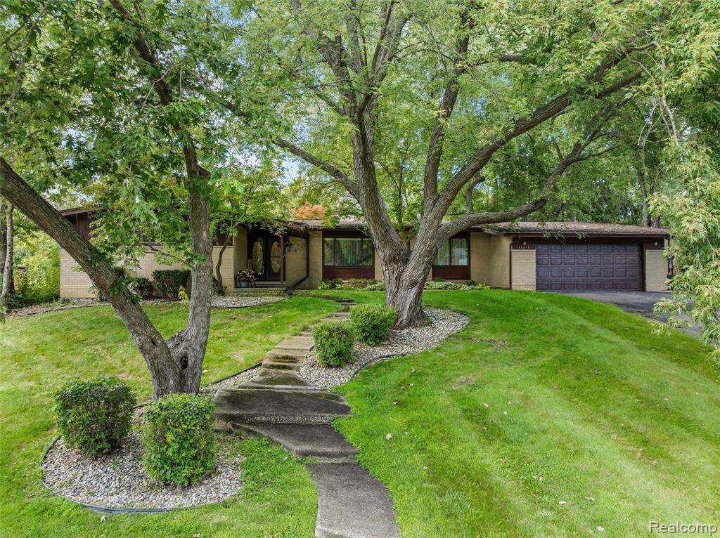 31017 Carriage Hill Road Farmington Hills, MI 48331 - Photo 3 of 39