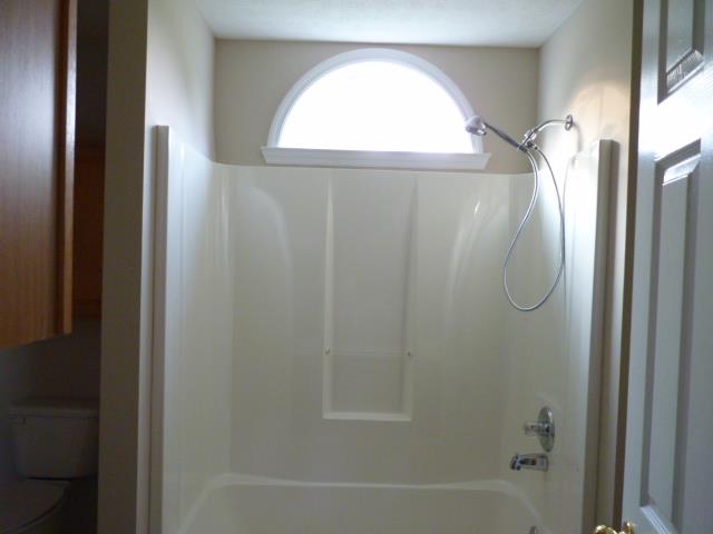 5538 Hunters Point Pike Lebanon, TN 37087 - Photo 8 of 20 a bathroom with a bathtub