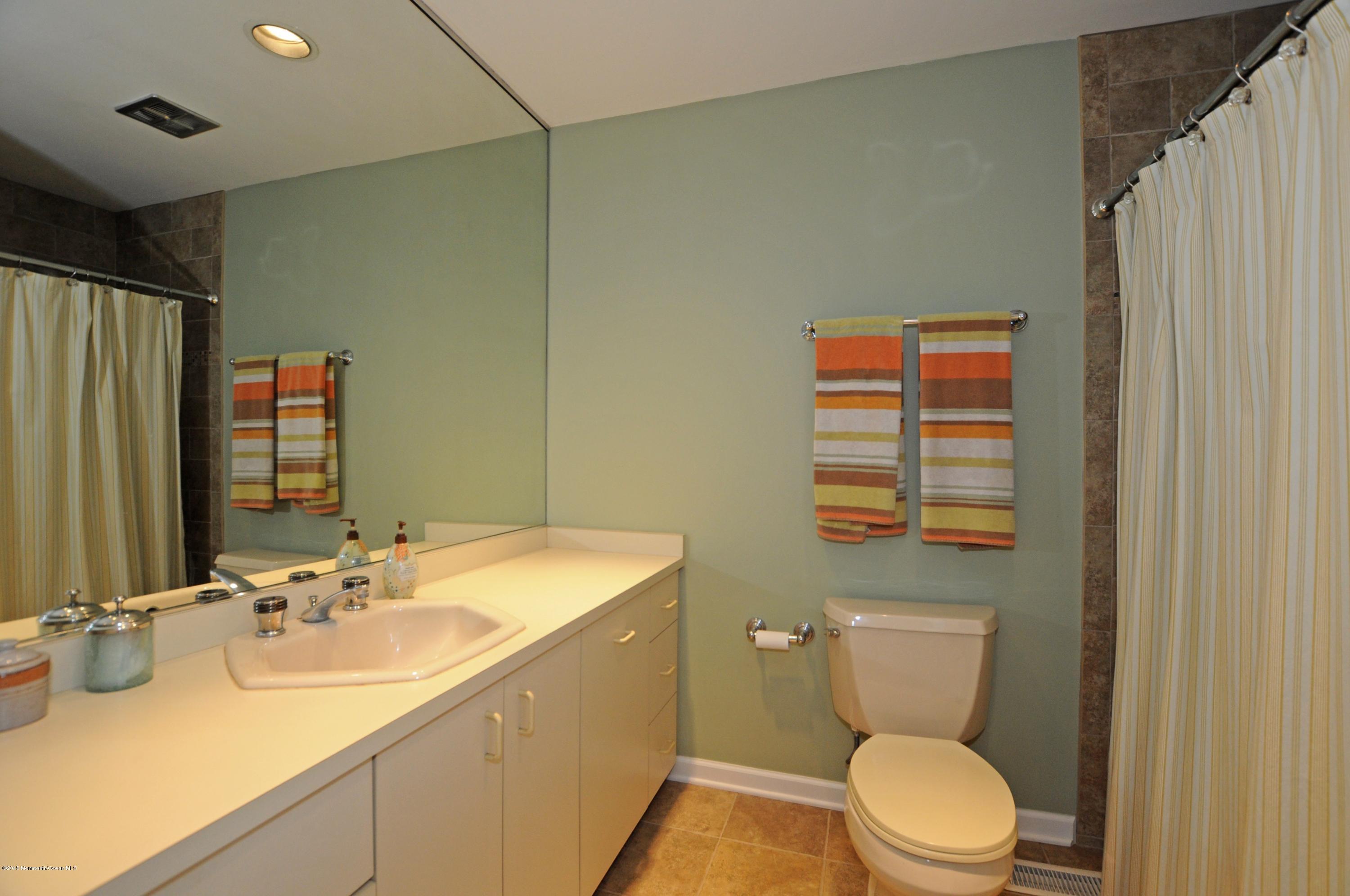 18 Taylor Road Marlboro, NJ 07746 - Photo 9 of 18 18 taylor bthrm.jpg