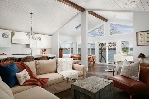 $1,050,000 | 795 Oak Court, Crystal Lake, IL 60014