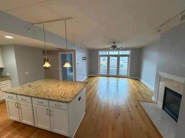 $2,500 | 310 South Main Street, Unit 208, Lombard, IL 60148