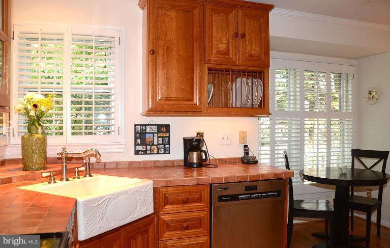 11608 Springhouse Place Reston, VA 20194 - Photo 4 of 30 Kitchen