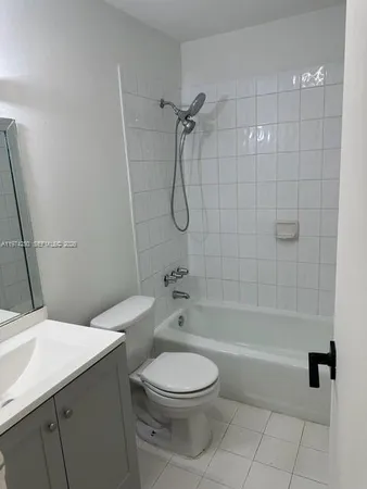 $1,800 | 18051 Northwest 68th Avenue, Unit J104, Hialeah, FL 33015