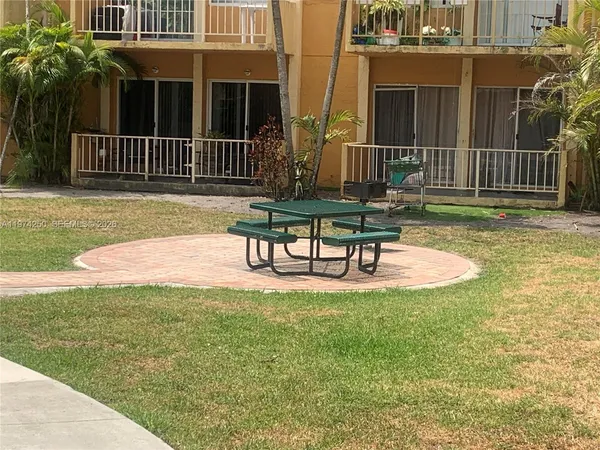 $1,800 | 18051 Northwest 68th Avenue, Unit J104, Hialeah, FL 33015