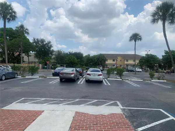 $1,800 | 18051 Northwest 68th Avenue, Unit J104, Hialeah, FL 33015