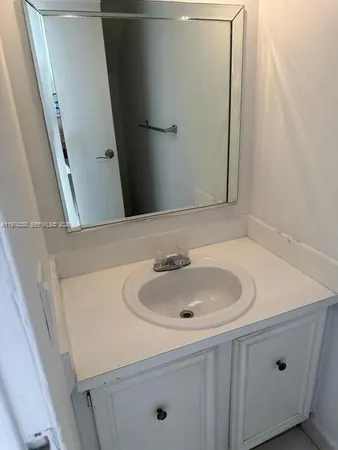 $1,800 | 18051 Northwest 68th Avenue, Unit J104, Hialeah, FL 33015