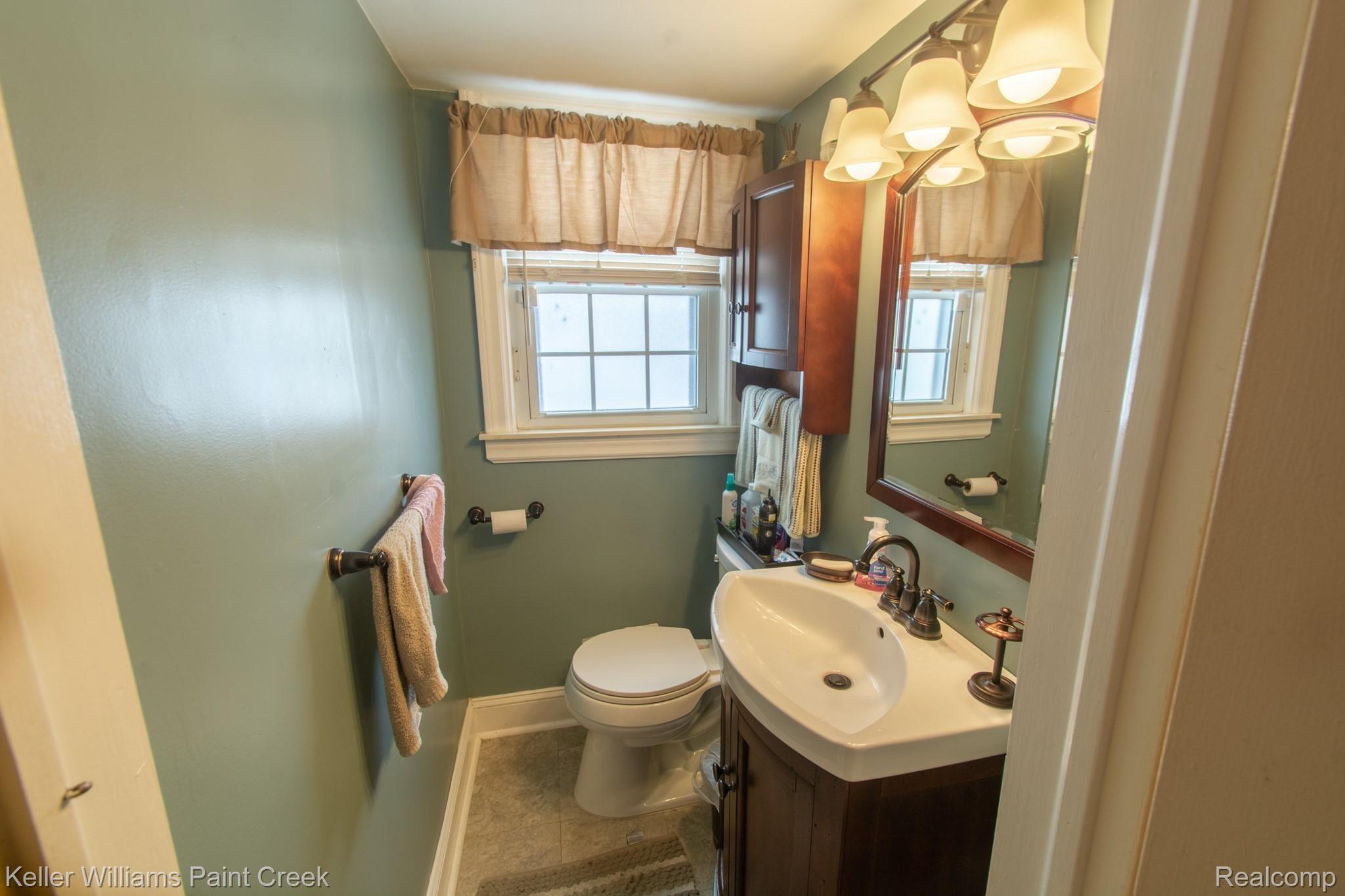 11245 Pardee Road Taylor, MI 48180 - Photo 11 of 28 11245 Pardee-E Level Half Bath.jpg