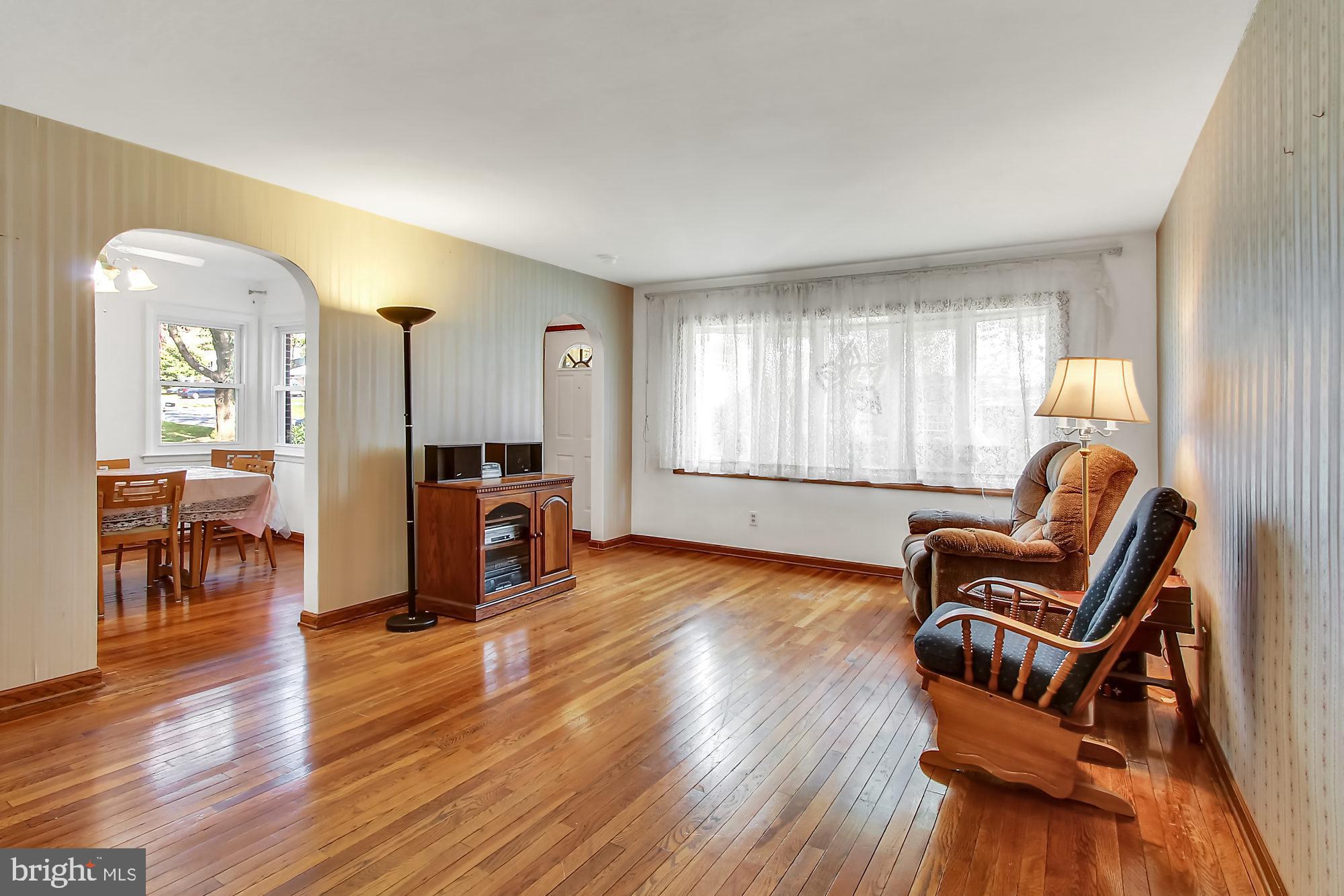 3408 Stoudts Ferry Bridge Road Reading, PA 19605 - Photo 5 of 26 Living room