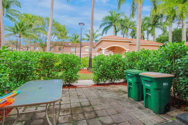 a view of a backyard