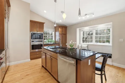 $1,895,000 | 25 Andrea Lane, Scarsdale, NY 10583