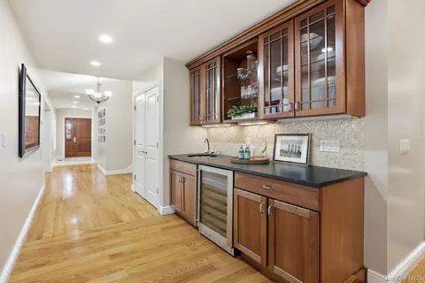 $1,895,000 | 25 Andrea Lane, Scarsdale, NY 10583