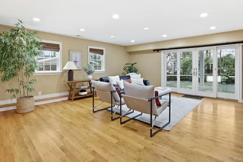 $1,895,000 | 25 Andrea Lane, Scarsdale, NY 10583