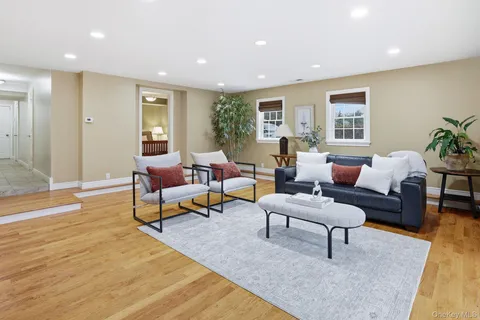 $1,895,000 | 25 Andrea Lane, Scarsdale, NY 10583